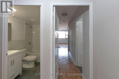 303 - 9 Deer Park Crescent, Toronto, ON - Indoor Photo Showing Bathroom