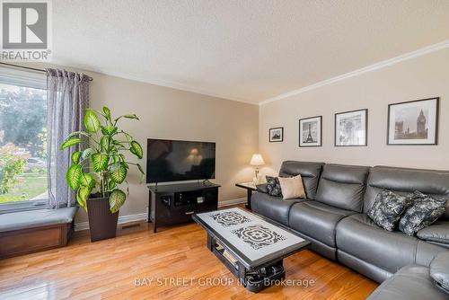 850 Monaghan Avenue, Oshawa, ON - Indoor Photo Showing Living Room