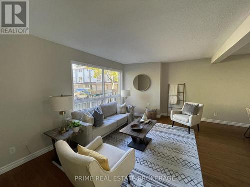 35 Waterman Avenue, London South (South R), ON - Indoor Photo Showing Living Room