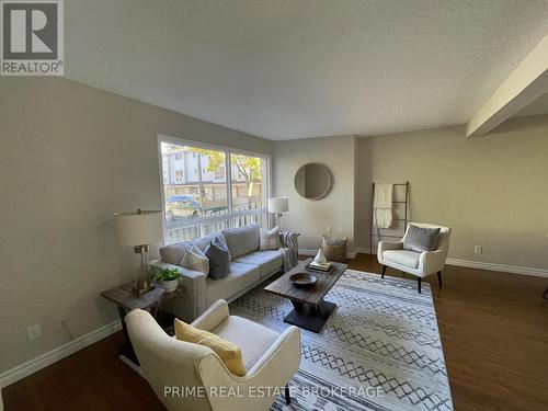 35 Waterman Avenue, London South (South R), ON - Indoor Photo Showing Living Room