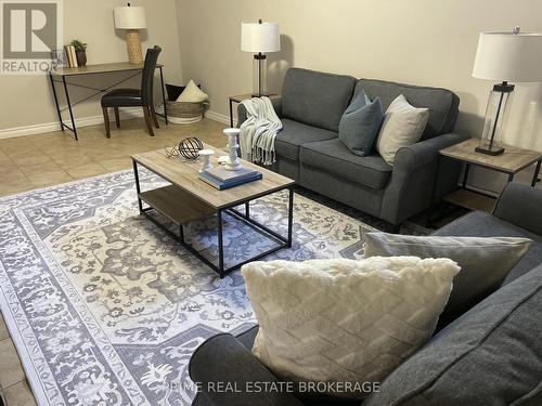35 Waterman Avenue, London South (South R), ON - Indoor Photo Showing Living Room