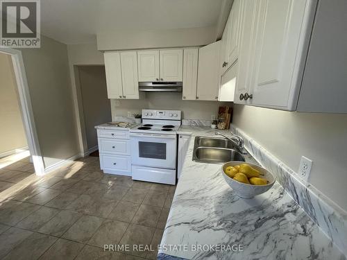 35 Waterman Avenue, London South (South R), ON - Indoor Photo Showing Kitchen With Double Sink