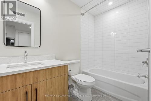 4 - 231 Park Street N, Hamilton, ON - Indoor Photo Showing Bathroom