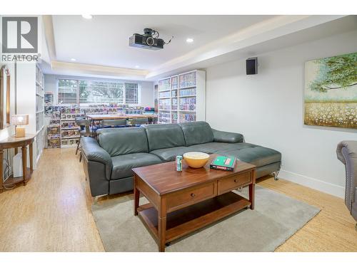 1096 Glade Court, Port Coquitlam, BC - Indoor Photo Showing Living Room