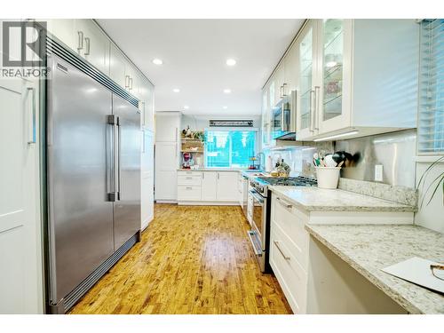 1096 Glade Court, Port Coquitlam, BC - Indoor Photo Showing Kitchen With Upgraded Kitchen