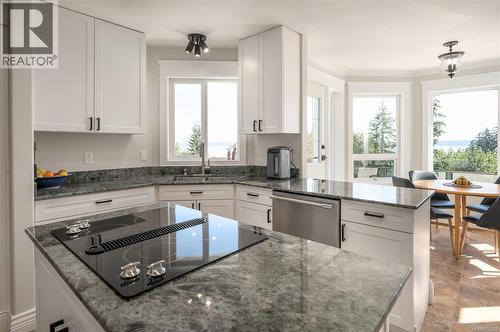 Don't miss a beat, kitchen is the centre of everything... - 10091 View St, Chemainus, BC - Indoor Photo Showing Kitchen