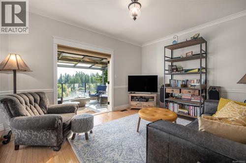 Family room leading to the deck - 10091 View St, Chemainus, BC - Indoor Photo Showing Living Room