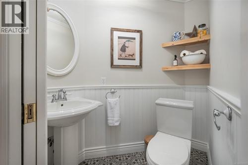 Cute powder room on main level. - 10091 View St, Chemainus, BC - Indoor Photo Showing Bathroom