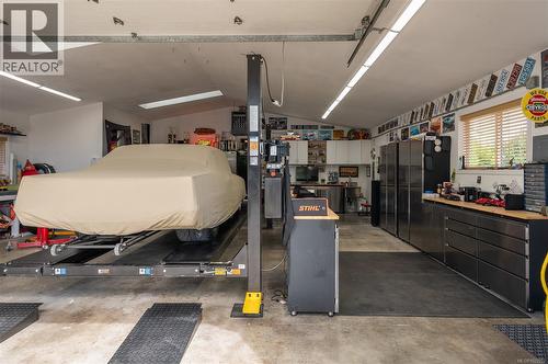 Detached shop with 2-piece bathroom. Hoist, compressor, silver Maxim cabinets, Rocket espresso machine - all  negotiable. - 10091 View St, Chemainus, BC - Indoor Photo Showing Garage