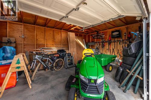 Wired work shop for storage, gardening, puttering...whatever you need! - 10091 View St, Chemainus, BC - Indoor