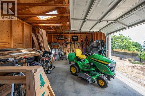 Wired work shop for storage, gardening, puttering...whatever you need! - 10091 View St, Chemainus, BC - Indoor Photo Showing Garage