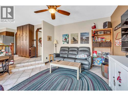 10112 Beavis Place, Summerland, BC - Indoor Photo Showing Living Room