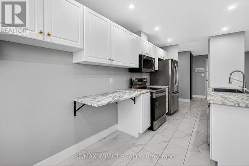 204 - 10 Dayspring Circle, Brampton, ON - Indoor Photo Showing Kitchen