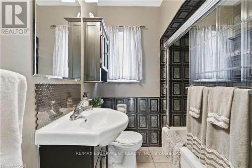 91 East 42Nd Street, Hamilton, ON - Indoor Photo Showing Bathroom