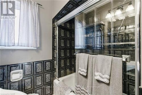 91 East 42Nd Street, Hamilton, ON - Indoor Photo Showing Bathroom