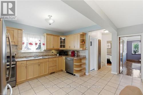 91 East 42Nd Street, Hamilton, ON - Indoor Photo Showing Kitchen With Double Sink