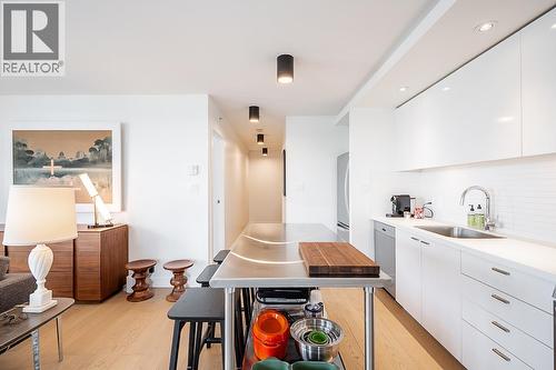 905 328 E 11Th Avenue, Vancouver, BC - Indoor Photo Showing Kitchen