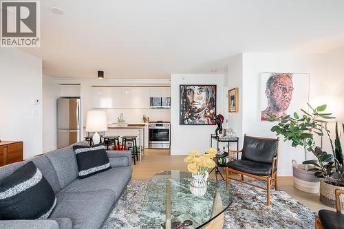 905 328 E 11Th Avenue, Vancouver, BC - Indoor Photo Showing Living Room