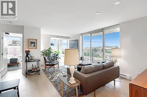 905 328 E 11Th Avenue, Vancouver, BC - Indoor Photo Showing Living Room