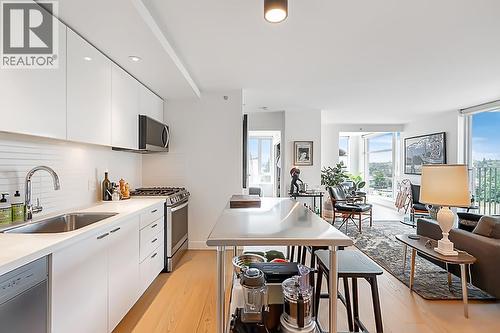 905 328 E 11Th Avenue, Vancouver, BC - Indoor Photo Showing Kitchen With Upgraded Kitchen