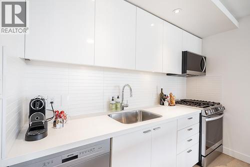 905 328 E 11Th Avenue, Vancouver, BC - Indoor Photo Showing Kitchen With Upgraded Kitchen