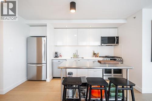 905 328 E 11Th Avenue, Vancouver, BC - Indoor Photo Showing Kitchen With Upgraded Kitchen