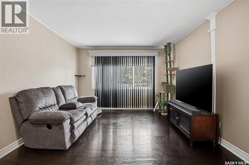 409 Argyle Street N, Regina, SK - Indoor Photo Showing Living Room