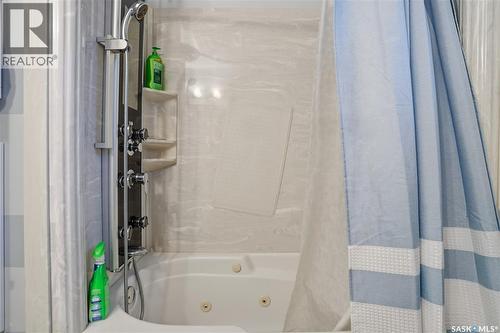 409 Argyle Street N, Regina, SK - Indoor Photo Showing Bathroom