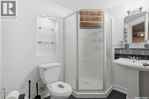 409 Argyle Street N, Regina, SK - Indoor Photo Showing Bathroom