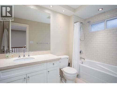 6417 Pitt Street, West Vancouver, BC - Indoor Photo Showing Bathroom