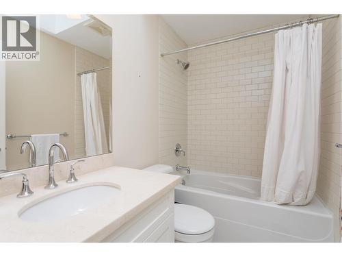 6417 Pitt Street, West Vancouver, BC - Indoor Photo Showing Bathroom