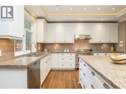 6417 Pitt Street, West Vancouver, BC - Indoor Photo Showing Kitchen With Double Sink With Upgraded Kitchen