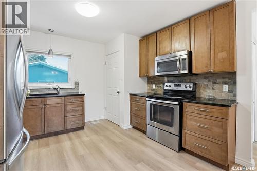 1906 Louise Avenue, Saskatoon, SK - Indoor Photo Showing Kitchen With Stainless Steel Kitchen