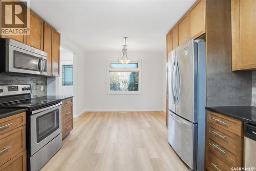 1906 Louise Avenue, Saskatoon, SK - Indoor Photo Showing Kitchen With Stainless Steel Kitchen