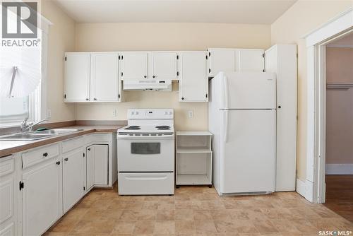 324 I Avenue S, Saskatoon, SK - Indoor Photo Showing Kitchen With Double Sink