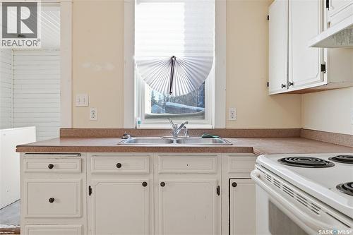 324 I Avenue S, Saskatoon, SK - Indoor Photo Showing Kitchen With Double Sink