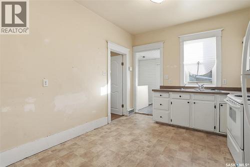 324 I Avenue S, Saskatoon, SK - Indoor Photo Showing Kitchen With Double Sink