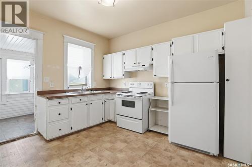 324 I Avenue S, Saskatoon, SK - Indoor Photo Showing Kitchen With Double Sink