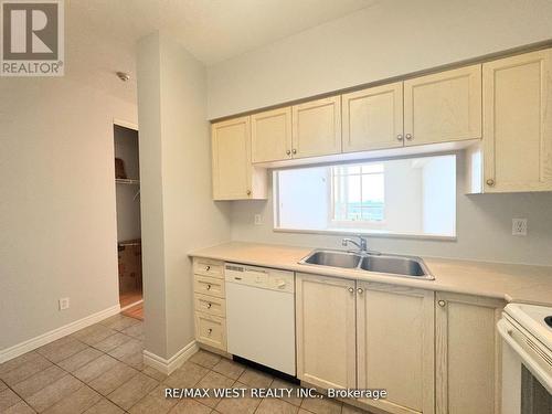 Ph7 - 1700 Eglinton Avenue E, Toronto, ON - Indoor Photo Showing Kitchen With Double Sink