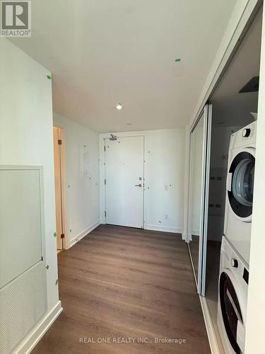 4316 - 8 Wellesley Street W, Toronto, ON - Indoor Photo Showing Laundry Room