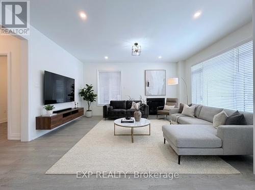 20 Daffodil Road, Springwater, ON - Indoor Photo Showing Living Room