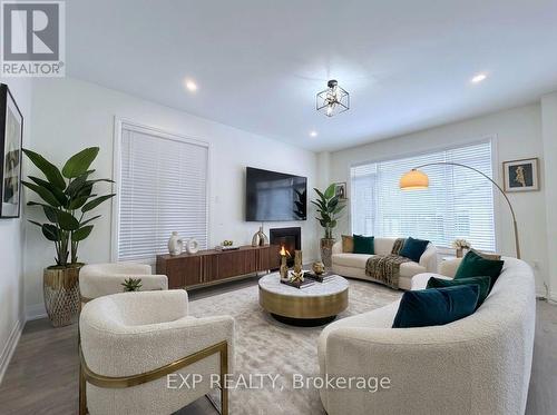 20 Daffodil Road, Springwater, ON - Indoor Photo Showing Living Room
