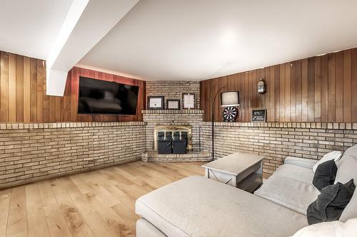 Salle familiale - 90 Rue Audubon, Dollard-Des-Ormeaux, QC - Indoor With Fireplace