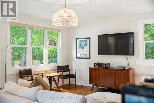 6295 Guelph Line, Burlington, ON - Indoor Photo Showing Living Room