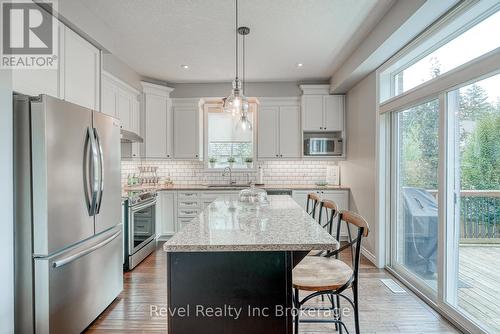 2 Brookfield Court, Ingersoll (Ingersoll - South), ON - Indoor Photo Showing Kitchen With Upgraded Kitchen