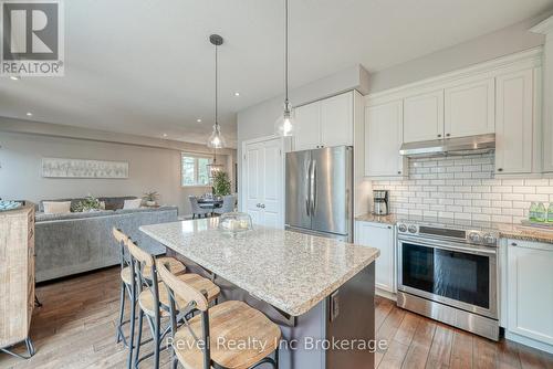 2 Brookfield Court, Ingersoll (Ingersoll - South), ON - Indoor Photo Showing Kitchen With Upgraded Kitchen