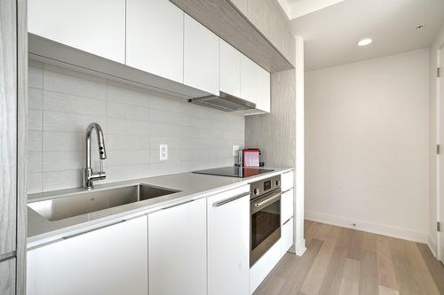 Kitchen - 713-1288 Rue St-Antoine O., Montréal (Ville-Marie), QC - Indoor Photo Showing Kitchen With Upgraded Kitchen