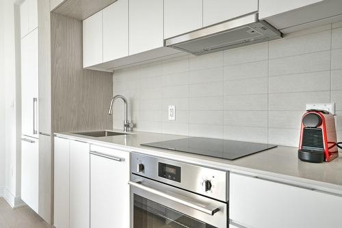 Kitchen - 713-1288 Rue St-Antoine O., Montréal (Ville-Marie), QC - Indoor Photo Showing Kitchen With Upgraded Kitchen