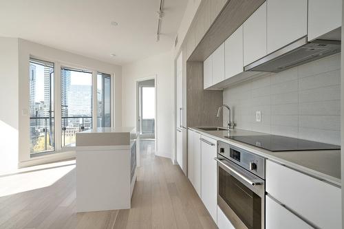 Kitchen - 713-1288 Rue St-Antoine O., Montréal (Ville-Marie), QC - Indoor Photo Showing Kitchen With Upgraded Kitchen