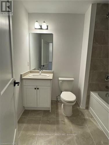 23 - 120 Court Drive, Brant, ON - Indoor Photo Showing Bathroom
